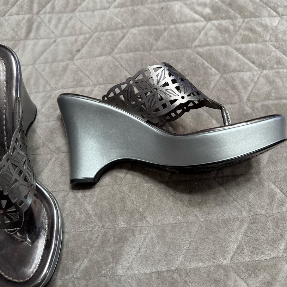 Carlos Santana wedge Silver sandals size 7 - Picture 2 of 4